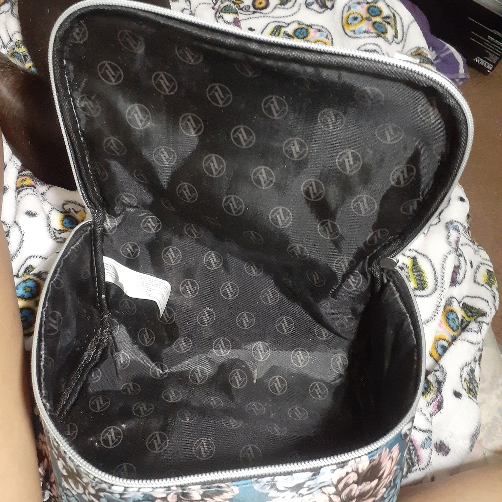 Makeup bag - Picture 2 of 2
